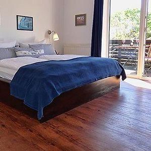 Zimmer mit Kingsize-Bett