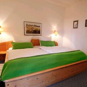 Zimmer mit Kingsize-Bett
